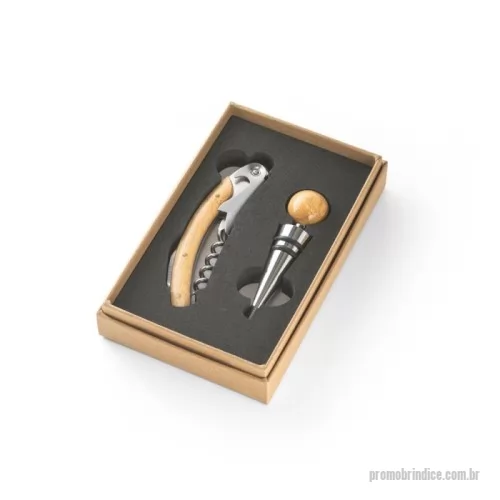 Kit vinho personalizado - Conjunto de vinho com dois componentes em metal e bambu: um saca rolhas e um salva-gotas. Fornecido em caixa presente de papel kraft reciclado.  A cor e o resultado da impressão nos materiais naturais pode variar entre produtos. Caixa: 159 x 99 x 29 mm.
