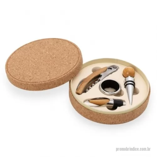 Kit vinho personalizado - Descrição: Kit vinho 4 peças com estojo em cortiça, parte interna revestida de espuma. Possui tampa de bico, saca rolha, bico condutor com tampa e wine collar.