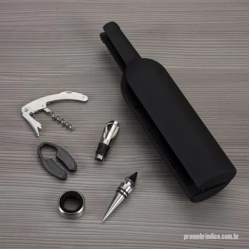 Kit vinho personalizado - Descrição: Kit vinho formato garrafa com 5 peças: tampa de bico, wine collar, bico condutor com tampa, saca-rolhas metálico com lâmina de corte e abridor de garrafa e cortador de lacre. Estojo com fechamento imantado e área interna com berço de espuma.