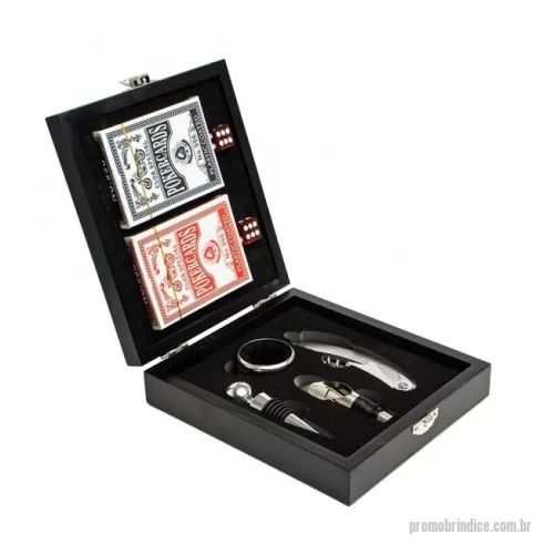 Kit vinho personalizado - e divirta enquanto degusta um bom vinho! Nosso kit vinho com 4 peças vem em um estojo feito em MDF com trava de segurança e área interna com berço de espuma. Contém wine collar, tampa de bico, bico condutor com tampa e saca-rolhas metálico com lâmina de corte e abridor de garrafa. Acompanham ainda 2 baralhos completos + 2 dados para uma noite completa de jogos, e ainda acompanha uma plaquinha metálica para personalização. Azar é ainda não ter um kit desse!