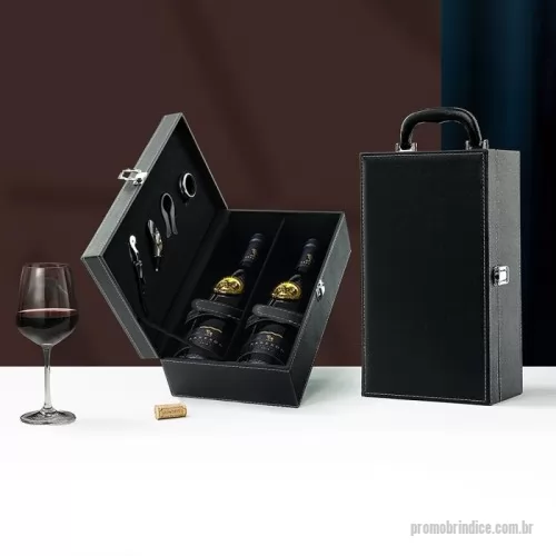 Kit vinho personalizado - Kit vinho 4 Peças em maleta de couro sintético com duas repartições para garrafas. Contém saca-rolhas metálico, bico condutor com tampa, cortador de lacre e wine collar. Maleta com alça e trava de segurança, área interna revestida de veludo com suporte em couro sintético e velcro em cada repartição para fixação das garrafas.