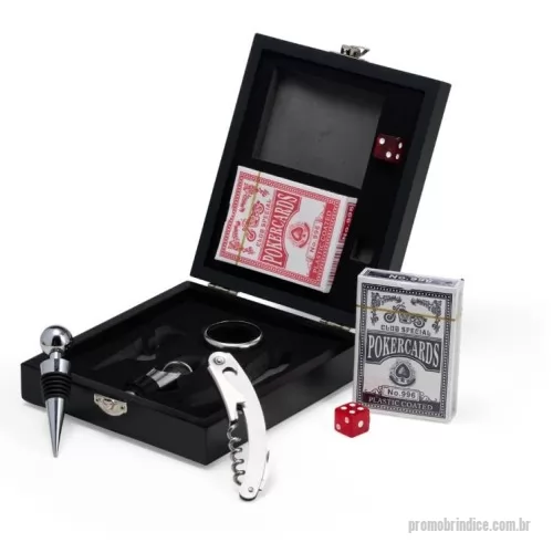 Kit vinho personalizado - Se divirta enquanto degusta um bom vinho! Nosso kit vinho com 4 peças vem em um estojo feito em MDF com trava de segurança e área interna com berço de espuma. Contém wine collar, tampa de bico, bico condutor com tampa e saca-rolhas metálico com lâmina de corte e abridor de garrafa. Acompanham ainda 2 baralhos completos + 2 dados para uma noite completa de jogos, e ainda acompanha uma plaquinha metálica para personalização. Azar é ainda não ter um kit desse!