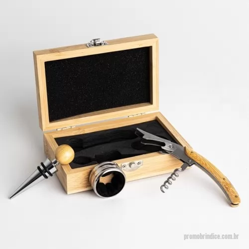 Kit vinho personalizado - O kit vinho com 3 peças com estojo de bambu é a escolha perfeita para quem busca elegância e funcionalidade. Acompanha um saca-rolhas metálico com acabamento em bambu, que possui lâmina de corte e abridor de garrafa, uma tampa de bico com detalhe em bambu e silicone, e um wine collar para manter a bebida na temperatura ideal. A caixa de bambu tem um design sofisticado e rústico, e contém ainda um berço de espuma interno, garantindo a proteção dos itens.
