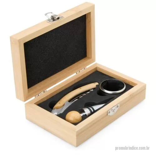 Kit vinho personalizado - Kit Vinho Bambu 3 Peças  Descrição: O kit vinho com 3 peças com estojo de bambu é a escolha perfeita para quem busca elegância e funcionalidade. Acompanha um saca-rolhas metálico com acabamento em bambu, que possui lâmina de corte e abridor de garrafa, uma tampa de bico com detalhe em bambu e silicone, e um wine collar. A caixa de bambu tem um design sofisticado e rústico, e contém ainda um berço de espuma interno, garantindo a proteção dos itens.  Largura :  10,6 cm