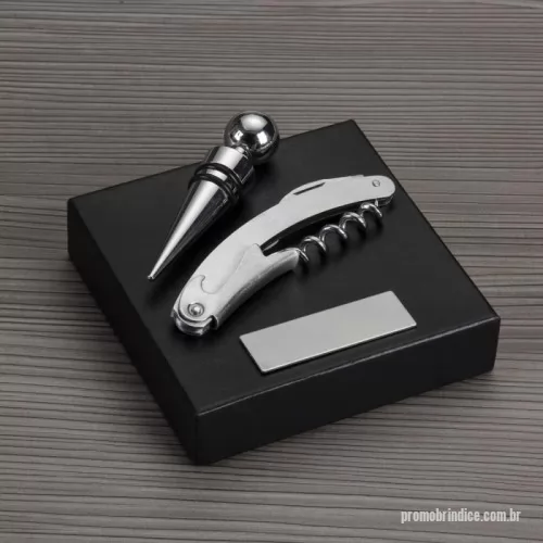 Kit vinho personalizado - Kit Vinho 2 Peças  Descrição: Kit vinho 2 peças em estojo com tampa, contém saca-rolhas metálico com lâmina de corte e abridor de garrafa e tampa de bico. Área interna do estojo com berço de espuma. Acompanha plaquinha metálica para personalização.