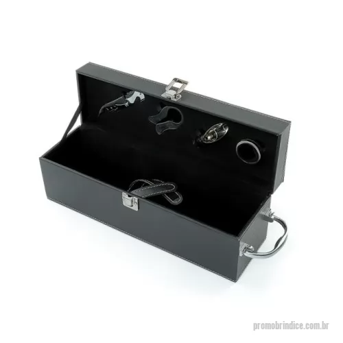 Kit vinho personalizado - Kit Vinho 4 Peças  Descrição: Kit vinho 4 peças em maleta de couro sintético. Contém saca-rolhas metálico, bico condutor com tampa, cortador de lacre e wine colar. Maleta com alça, trava de segurança e parte interna revestida de veludo com área de acomodação para garrafa.