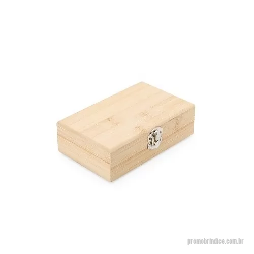 Kit vinho personalizado - O kit vinho com 3 peças com estojo de bambu é a escolha perfeita para quem busca elegância e funcionalidade. Acompanha um saca-rolhas metálico com acabamento em bambu, que possui lâmina de corte e abridor de garrafa, uma tampa de bico com detalhe em bambu e silicone, e um wine collar. A caixa de bambu tem um design sofisticado e rústico, e contém ainda um berço de espuma interno, garantindo a proteção dos itens.