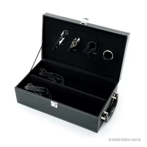 Kit vinho personalizado -  Kit vinho 4 Peças em maleta de couro sintético com duas repartições para garrafas. Contém saca-rolhas metálico, bico condutor com tampa, cortador de lacre e wine collar. Maleta com alça e trava de segurança, área interna revestida de veludo com suporte em couro sintético e velcro em cada repartição para fixação das garrafas.