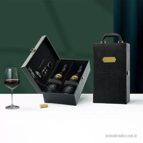 Kit vinho personalizado - Kit vinho 4 peças em maleta de couro sintético texturizada. Contém saca-rolhas metálico, bico condutor com tampa, cortador de lacre e wine collar. Maleta com alça, trava de segurança e plaquinha plástica fixa. Área interna revestida de veludo com suportes de nylon com velcro e duas repartições para garrafas.
