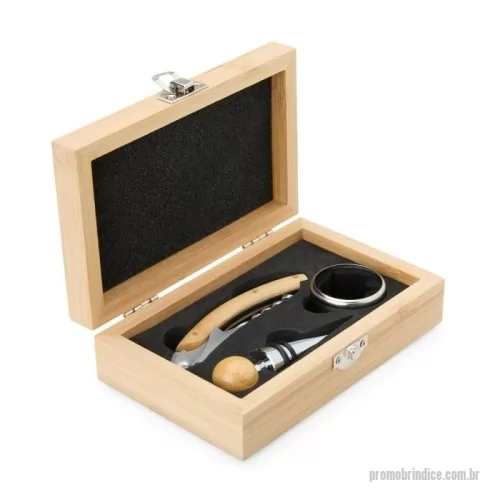 Kit vinho personalizado - O kit vinho com 3 peças com estojo de bambu é a escolha perfeita para quem busca elegância e funcionalidade. Acompanha um saca-rolhas metálico com acabamento em bambu, que possui lâmina de corte e abridor de garrafa, uma tampa de bico com detalhe em bambu e silicone, e um wine collar. A caixa de bambu tem um design sofisticado e rústico, e contém ainda um berço de espuma interno, garantindo a proteção dos itens.