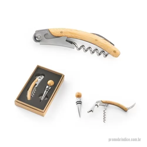 Kit vinho personalizado - Conjunto de vinho com dois componentes em metal e bambu: um saca rolhas e um salva-gotas. Fornecido em caixa presente de papel kraft reciclado. A cor e o resultado da impressão nos materiais naturais pode variar entre produtos. Caixa: 159 x 99 x 29 mm