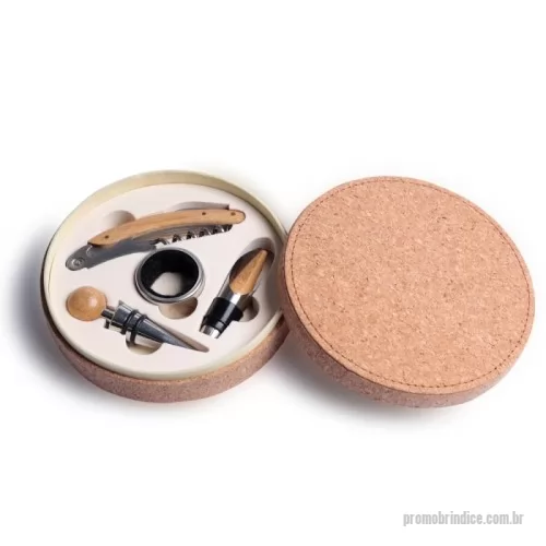Kit vinho personalizado - Kit Vinho 5 peças, contendo: Estojo redondo de cortiça com base emborrachada bege claro; Saca Rolha de metal com detalhes em bambu; Corta gotas de metal; Bico para servir de metal com tampa acoplada em bambu; Tampa de metal com detalhe em bambu.