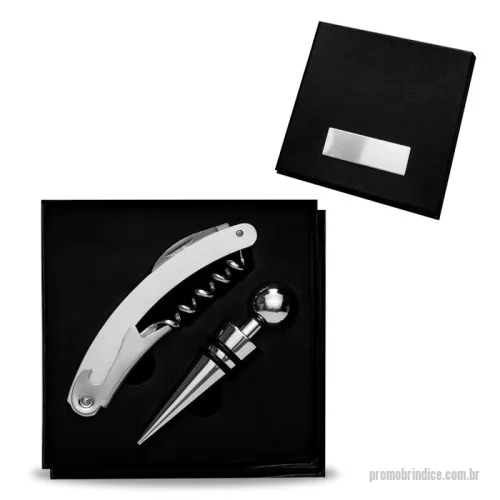 Kit vinho personalizado - Kit vinho 2 peças em estojo com tampa, contém saca-rolhas metálico com lâmina de corte e abridor de garrafa e tampa de bico. Área interna do estojo com berço de espuma. Acompanha plaquinha metálica para personalização.