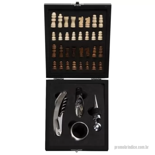 Kit vinho personalizado - Kit vinho 4 peças em estojo tabuleiro de xadrez. Contém wine collar, tampa de bico, bico condutor com tampa e saca-rolhas metálico com lâmina de corte e abridor de garrafa. Estojo com trava de segurança e área interna com berço de espuma, acompanham 32 peças de xadrez e plaquinha metálica para personalização.