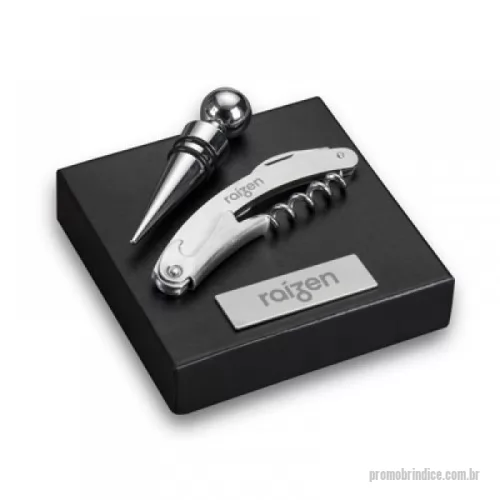 Kit vinho personalizado - Kit vinho 2 peças em caixa de papelão com tampa, revestimento interno de espuma, contém saca rolhas de metal e tampa de bico