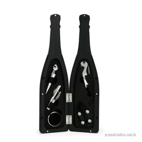 Kit vinho personalizado - Kit vinho com cinco peças dispostas em um estojo no formato de garrafa.