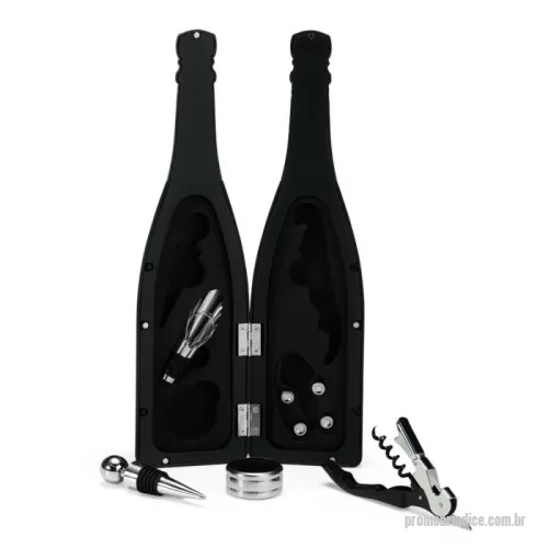 Kit vinho personalizado - Descrição: Kit vinho com cinco peças dispostas em um estojo no formato de garrafa, fechamento imantado e interior com berço em espuma. O conjunto contém: tampa de bico, bico condutor com tampa, saca-rolhas metálico três em um com lâmina de corte e abridor de garrafa, um wine collar e cortador de lacre.  Altura :  32 cm  Largura :  8,3 cm  Circunferência :  26,5 cm