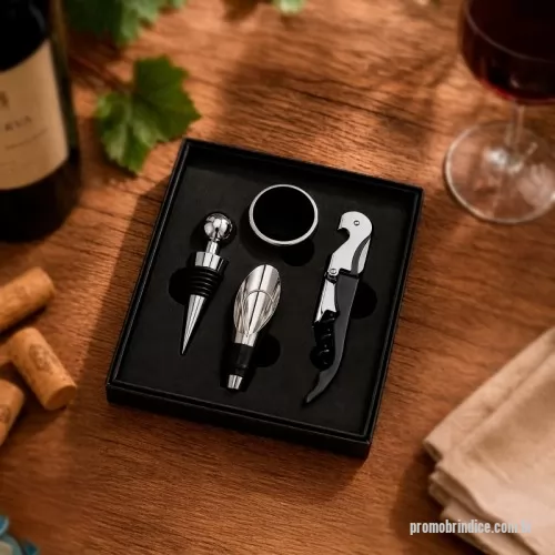 Kit vinho personalizado - Kit vinho Personalizado 19120 com sua logomarca. 20 anos ajudando a cotar Brindes Promocionais com várias empresas num único clique. Kit vinho composto por 4 itens: saca-rolhas de dois estágios em inox, anel corta-gotas (wine collar) em liga de zinco e feltro, além de bico dosador e tampa de bico, ambos em liga de zinco com revestimento em silicone. Acompanha estojo em papelão e revestimento interno em espuma de EVA para acomodar os itens do conjunto.  Altura: 15,7 cm Largura: 13,8 cm Profundidade: 3,1 cmKit vinho composto por 4 itens: saca-rolhas de dois estágios em inox, anel corta-gotas (wine collar) em liga de zinco e feltro, além de bico dosador e tampa de bico, ambos em liga de zinco com revestimento em silicone. Acompanha estojo em papelão e revestimento interno em espuma de EVA para acomodar os itens do conjunto.  Altura: 15,7 cm Largura: 13,8 cm Profundidade: 3,1 cmKit vinho Personalizado, 180200, Smart Gifts. Clique e Cote no Portal PromoBríndice!