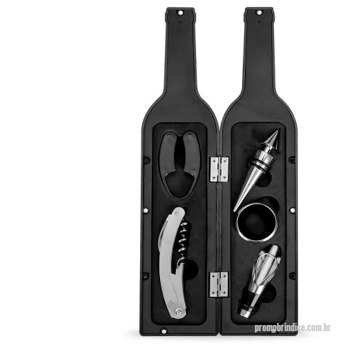 Kit vinho personalizado - Kit vinho formato garrafa com 5 peças: tampa de bico, wine collar, bico condutor com tampa, saca rolhas metálico com lâmina de corte e abridor de garrafa e cortador de lacre. Estojo com fechamento imantado e área interna com berço de espuma.