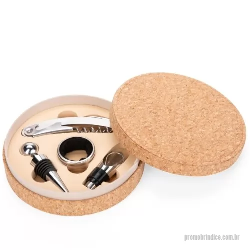 Kit vinho personalizado - Descrição: Kit vinho composto por 4 itens: saca-rolhas de um estágio em inox, anel corta-gotas (wine collar) em liga de zinco com revestimento em feltro, bico dosador em liga de zinco com detalhes em silicone e tampa de bico dosador em inox, zinco e silicone. Acompanha estojo em MDF com revestimento em cortiça e interior em espuma de EVA.  Altura : 4 cm Largura : 14,7 cm Peso aproximado (g): 279