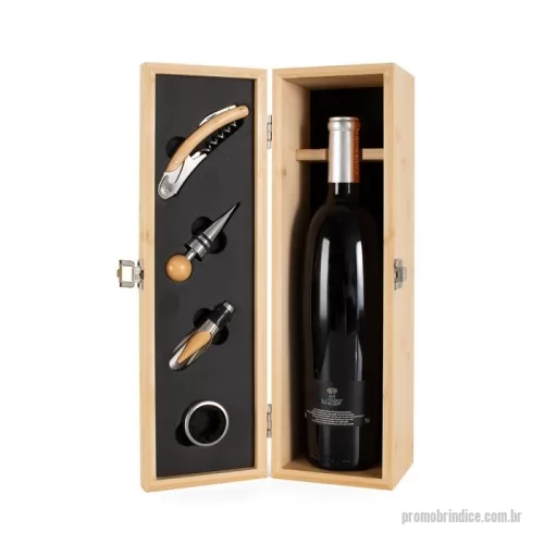 Kit vinho personalizado - Kit Vinho em bambu com interior em EVA e fecho em inox, suporte para garrafa de vinho de 750 ml (padrão). Contém: saca-rolha de metal com detalhes em bambu e cortador de lacre, anel corta-gotas de metal, bico para servir de metal com tampa em bambu e tampa de metal com detalhe em bambu.  *Não acompanha garrafa vinho, imagem meramente ilustrativa.