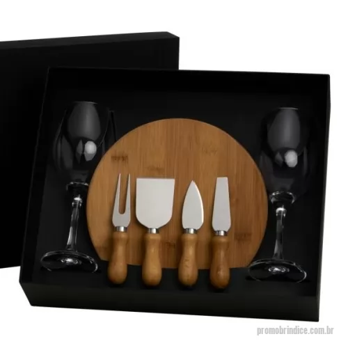 Kit vinho personalizado - Caixa para presente VIP com 02 taças de vidro para vinho 380ml mais kit para queijo cotendo: tábua em bambu, faca de ponta, espátula, garfo e faca ponta reta em bambu/aço inox (medida tábua: 220x12mm).