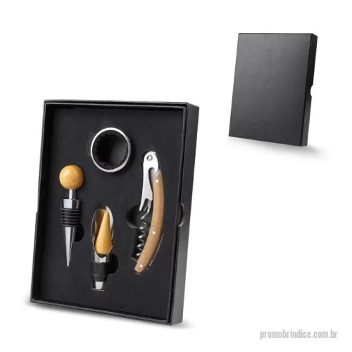 Kit vinho personalizado - Kit vinho contendo 1 anel corta-gotas, 1 tampa de metal para garrafa, 1 bico dosador de metal e uma tampa de bambu e 1 saca-rolhas de metal e bambu com corta lacre. Acompanha caixa presenteável fabricada em papel cartonado resistente.
