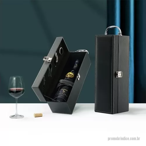 Kit vinho personalizado - Kit vinho 4 peças em maleta de couro sintético. Contém saca-rolhas metálico, bico condutor com tampa, cortador de lacre e wine colar. Maleta com alça, trava de segurança e parte interna revestida de veludo com área de acomodação para garrafa.  Altura: 11,9 cm Largura: 11,4 cm Comprimento: 34,2 cm Medidas aproximadas para gravação: (CxL): 9,8 cm x 33,3 cm