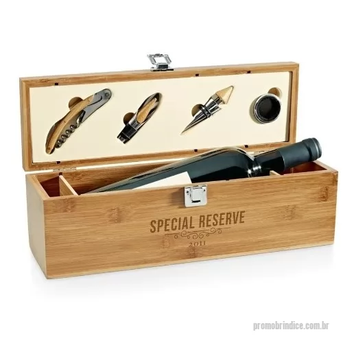 Kit vinho personalizado - Conjunto para vinho em bambu e zinco. Incluso saca-rolhas com canivete de sommelier, gargantilha, salva-gotas com tampa e rolha. Por ser um produto composto por materiais naturais, a cor e tamanho do produto e o resultado da impressão podem variar entre produtos