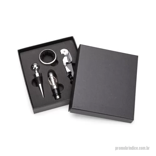 Kit vinho personalizado - Kit vinho composto por 4 itens: saca-rolhas de dois estágios em inox, anel corta-gotas (wine collar) em liga de zinco e feltro, além de bico dosador e tampa de bico, ambos em liga de zinco com revestimento em silicone. Acompanha estojo em papelão e revestimento interno em espuma de EVA para acomodar os itens do conjunto.  Altura: 15,7 cm Largura: 13,8 cm Medidas aproximadas para gravação: (CxL): 14 cm x 12 cm (tampa do estojo) Tampa de Bico (A x L): 9 cm x 2 cm Bico dosador (A x L): 7,7 cm x 2,2 cm Anel corta-gotas/Wine Collar (A x L x P): 4 cm x 4 cm x 1,9 cm Saca-rolhas (A x L): 12,1 cm x 2,3 cm Estojo (A x L x P): 15,7 cm x 13,8 cm x 3,1 cm