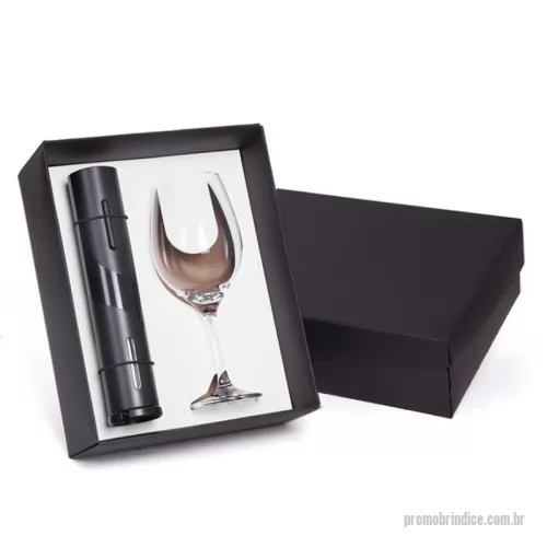 Kit vinho personalizado - Kit em caixa de papel, taça de vinho 385ml, abridor de vinho elétrico com carregamento via USB. Gravação a laser nas peças..