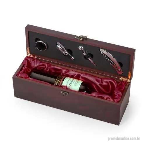 Kit vinho personalizado - Kit vinho 4 peças em maleta de madeira cor vinho: wine collar, bico condutor com tampa, tampa de bico e saca rolha. NÃO ACOMPANHA GARRAFA.