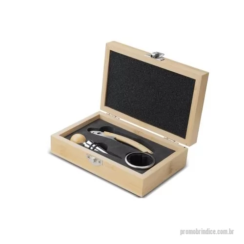 Kit vinho personalizado - Kit vinho: saca-rolhas inox com cabo bambu, wine collar em liga de zinco e feltro, tampa de bico com topo em bambu. Estojo em bambu.