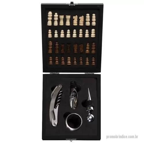 Kit vinho personalizado - Kit vinho 4 peças em estojo tabuleiro de xadrez. Contém wine collar, tampa de bico, bico condutor com tampa e saca-rolhas metálico com lâmina de corte e abridor de garrafa. Estojo com trava de segurança e área interna com berço de espuma, acompanham 