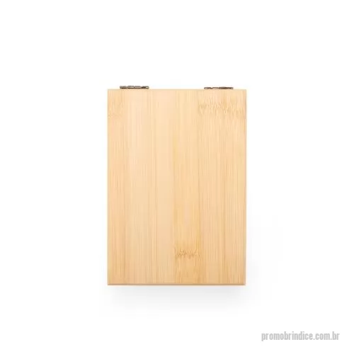 Kit vinho personalizado - Kit vinho composto por dois itens: saca-rolhas de um estágio em inox e cabo em bambu e tampa de bico em inox com detalhes em silicone e topo em bambu. Acompanha estojo em bambu com dobradiças metálicas, fechamento imantado e revestimento interno em e