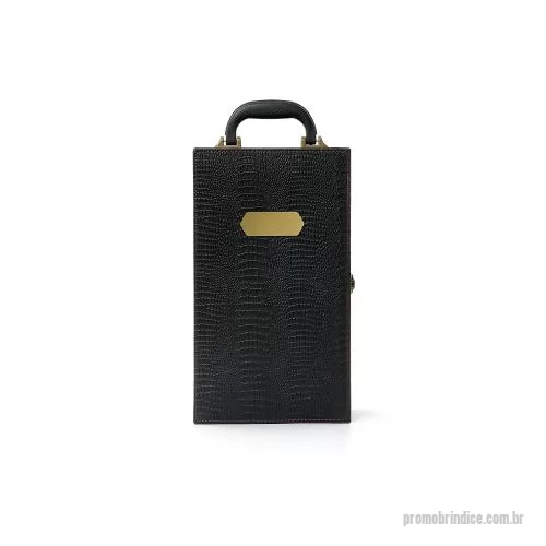 Kit vinho personalizado - Kit vinho 4 peças em maleta de couro sintético texturizada. Contém saca-rolhas metálico, bico condutor com tampa, cortador de lacre e wine collar. Maleta com alça, trava de segurança e plaquinha plástica fixa. Área interna revestida de veludo com sup