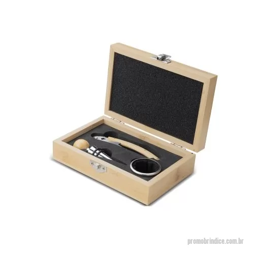 Kit vinho personalizado - Kit Vinho em estojo de bambu, composto por feltro, EVA, bambu, aço inox 201, aço e silicone. Contém saca-rolha de metal com detalhes em bambu, anel corta-gotas de metal e tampa de bico em metal com detalhe em bambu.
