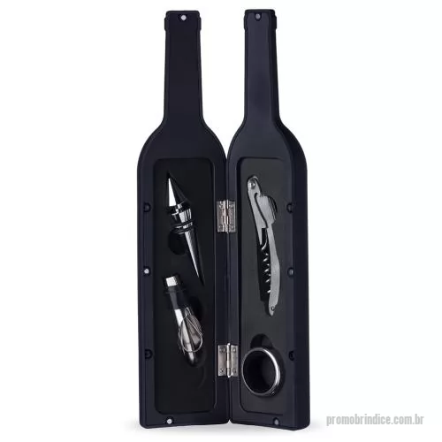 Kit vinho personalizado - Kit vinho formato garrafa com 4 peças: tampa de bico, bico condutor com tampa, saca-rolhas metálico com lâmina de corte e abridor de garrafa e wine collar. Estojo com fechamento imantado e área interna com berço de espuma.