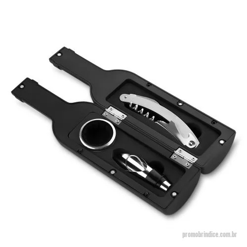 Kit vinho personalizado - O Kit composto por estojo rígido em formato de garrafa, fabricado em plástico acrilonitrila butadieno estireno (ABS), com interior revestido em etileno acetato de vinila (EVA) moldado, o produto contém três itens, saca rolha de metal com cortador de 