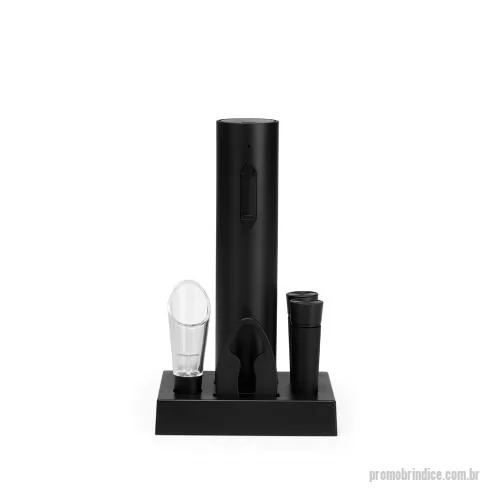 Kit vinho personalizado - Kit vinho com seis peças, incluindo saca-rolhas recarregável com acionamento por botões, bico dosador, duas rolhas plásticas, cortador de lacre e base organizadora. Acompanha cabo USB-C.
