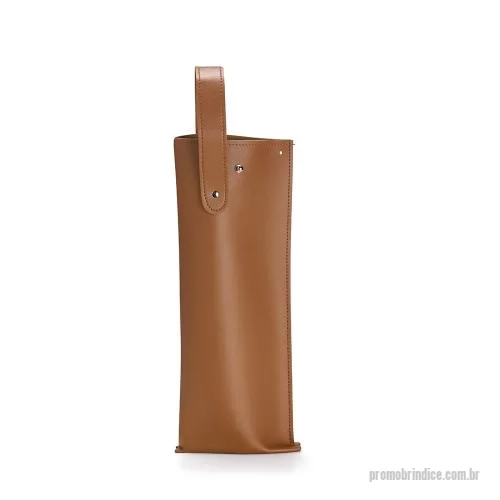 Kit vinho personalizado - Apresentação sofisticada e prática! O porta vinho feito em poliuretano comporta uma garrafa e é ideal para um manuseio seguro e eficiente. Conta com alça para transporte e encaixe superior, proporcionando um fechamento firme e mantendo a garrafa está