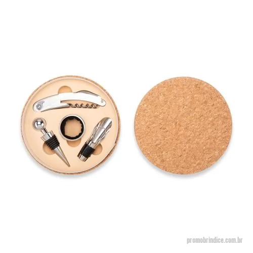 Kit vinho personalizado - Kit vinho composto por 4 itens: saca-rolhas de um estágio em inox, anel corta-gotas (wine collar) em liga de zinco com revestimento em feltro, bico dosador em liga de zinco com detalhes em silicone e tampa de bico dosador em inox, zinco e silicone. A