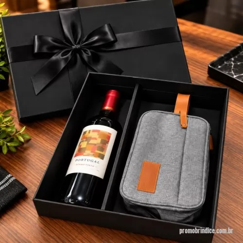 Kit vinho personalizado - Descrição:  1 VINHO 750 ML 1 NECESSAIRE DE POLIÉSTER CAIXA CARTONASA 25X35X9 + FITA DE CETIM