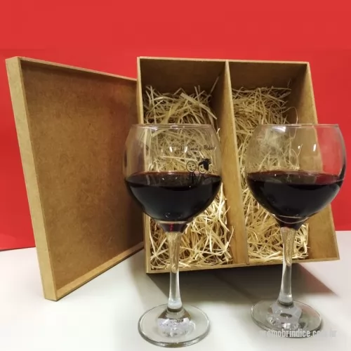 Kit vinho personalizado - Kit contendo 2 taças de vidro, para vinho, modelo Celebra, 300 ml., em caixa de madeira em mdf natural