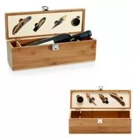 Conjunto para vinho em bambu e zinco. Incluso saca-rolhas com canivete de sommelier, gargantilha, salva-gotas com tampa e rolha. 363 x 112 x 119 m