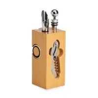 Kit vinho 6 peças em cepo de madeira, contém tampa de bico, bico condutor com tampa, termômetro, dois wine collars e saca rolhas metálico com abridor e lâmina de corte. Personalização à Laser.