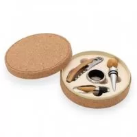 Kit vinho 4 peças com estojo em cortiça, parte interna revestida de espuma. Possui tampa de bico, saca rolha, bico condutor com tampa e wine collar.