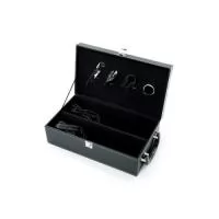 Kit vinho 4 Peças em maleta de couro sintético com duas repartições para garrafas. Contém saca-rolhas metálico, bico condutor com tampa, cortador de lacre e wine collar. Maleta com alça e trava de segurança, área interna revestida de veludo com suporte em couro sintético e velcro em cada repartição para fixação das garrafas.