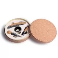 Kit Vinho 5 peças, contendo: Estojo redondo de cortiça com base emborrachada bege claro; Saca Rolha de metal com detalhes em bambu; Corta gotas de metal; Bico para servir de metal com tampa acoplada em bambu; Tampa de metal com detalhe em bambu.