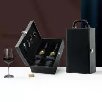 Kit vinho 4 Peças em maleta de couro sintético com duas repartições para garrafas.